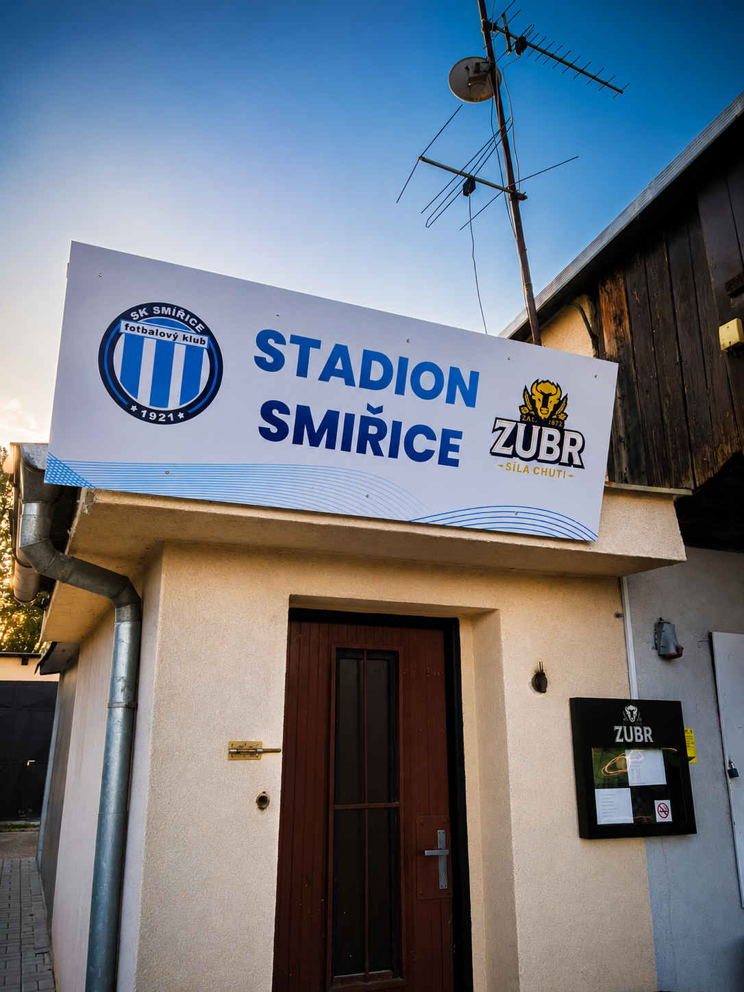 Označení Stadion Smiřice u vstupu