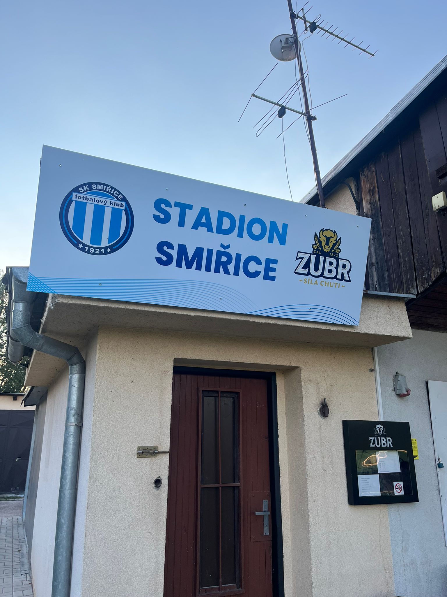 Vstup do klubové hospody na Stadionu Smiřice